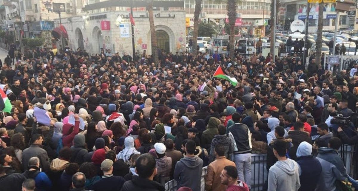 SONDAGGIO. L’80% dei palestinesi vuole le dimissioni immediate di Abu Mazen