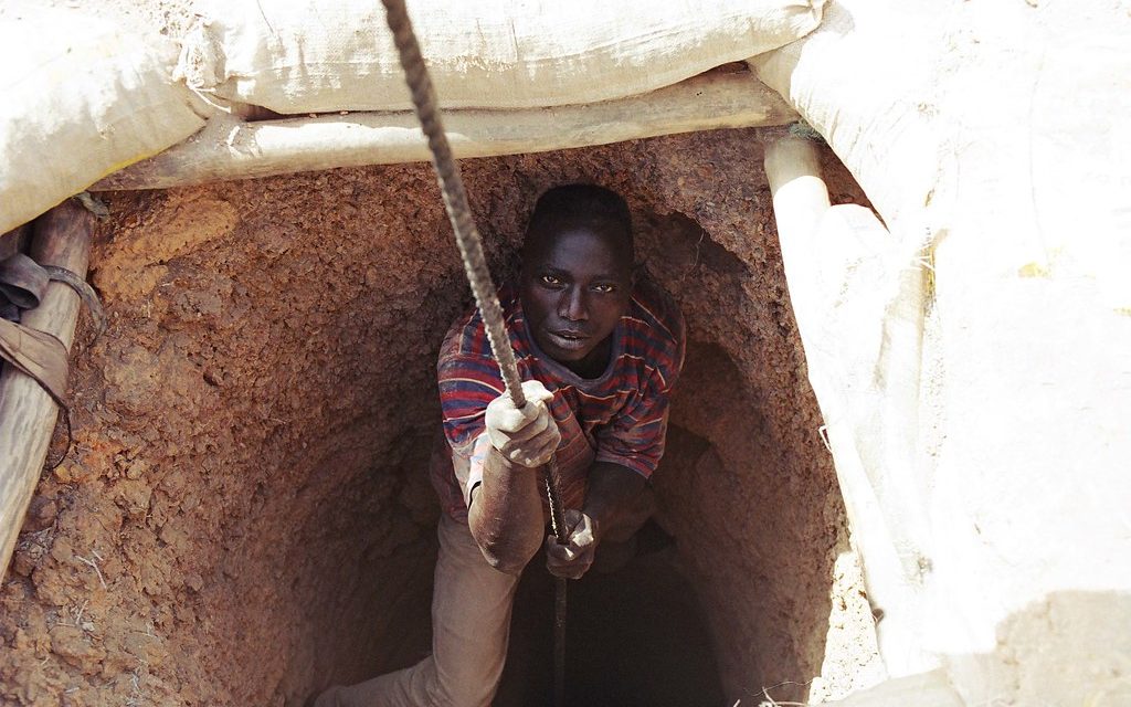 Sogni e morte sul “fiume d’oro” che scorre nelle viscere dell’Africa