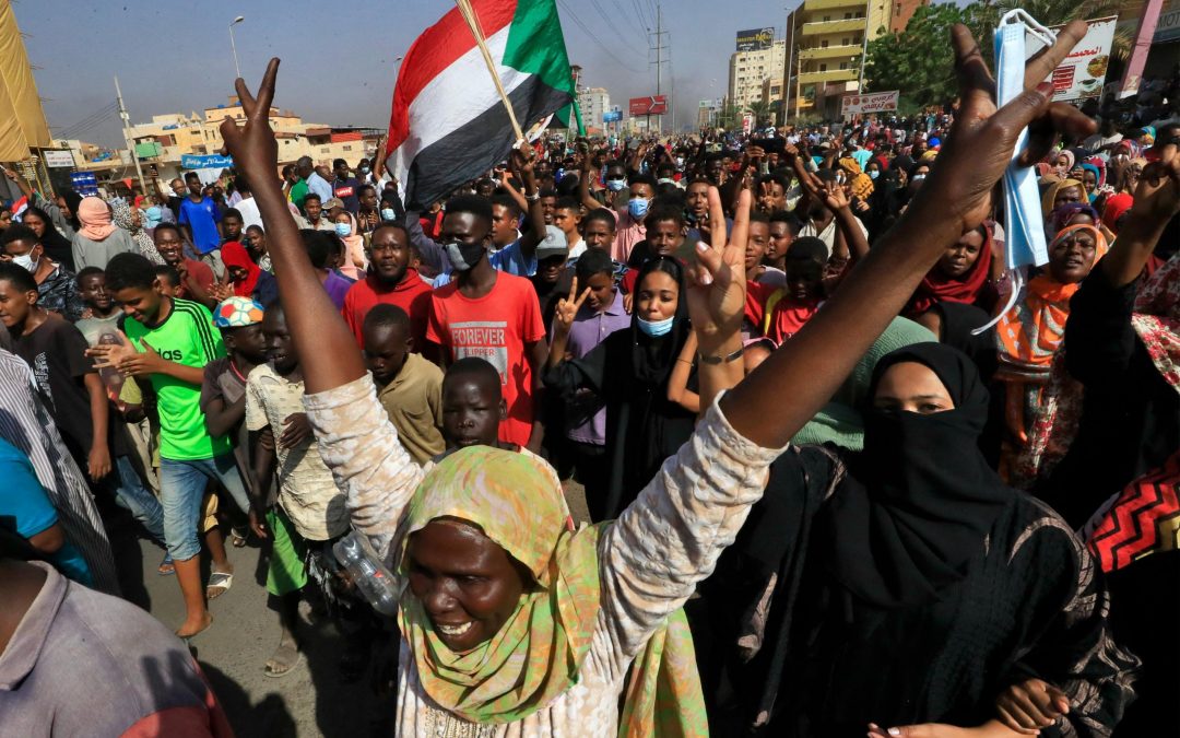 SUDAN. Decine di migliaia in strada contro il golpe. Militari uccidono un dimostrante