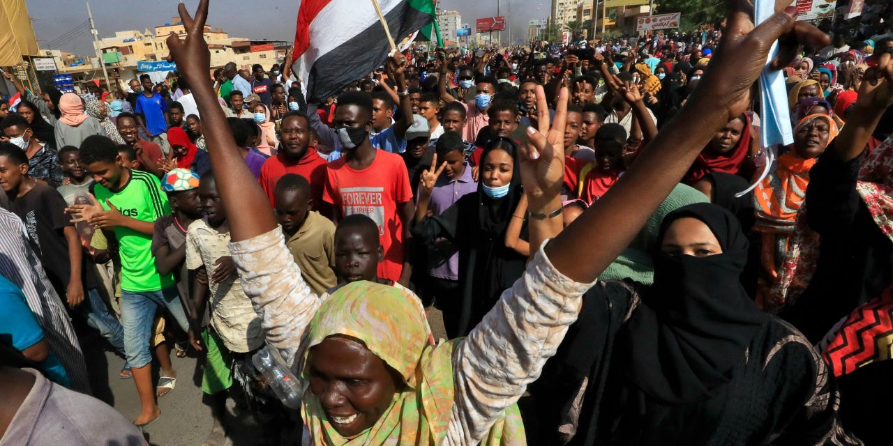 SUDAN. Decine di migliaia in strada contro il golpe. Militari uccidono un dimostrante