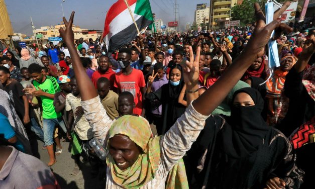 SUDAN. Decine di migliaia in strada contro il golpe. Militari uccidono un dimostrante