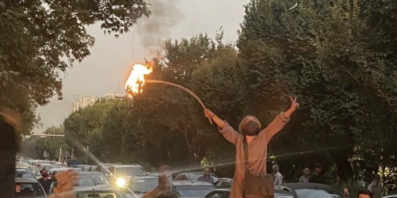 Proteste in Iran, violenza e diplomazia: la crisi si allarga