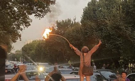 Proteste in Iran, violenza e diplomazia: la crisi si allarga