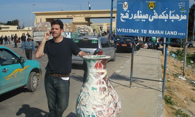 GAZA. “Non lo rifarei mai più”: la difficile situazione di chi entra ed esce dal valico di Rafah