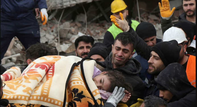 Turchia/Siria: il terremoto fa strage. Proteste per i ritardi nei soccorsi
