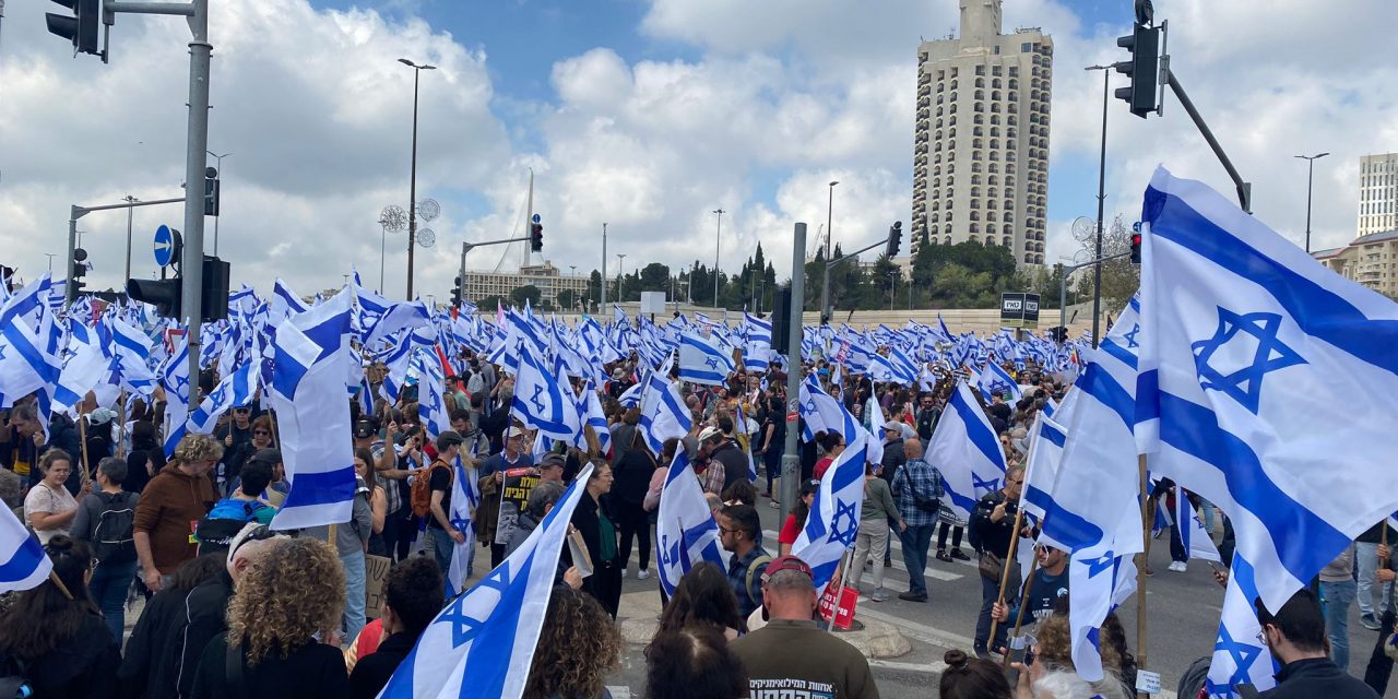Israele. Riforma delle Giustizia, Netanyahu arretra di fronte alle proteste