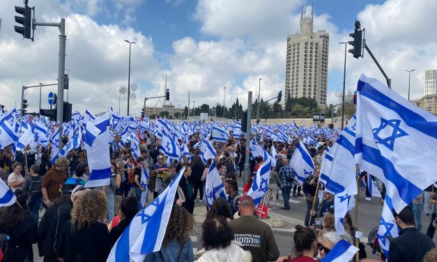 Israele. Riforma delle Giustizia, Netanyahu arretra di fronte alle proteste