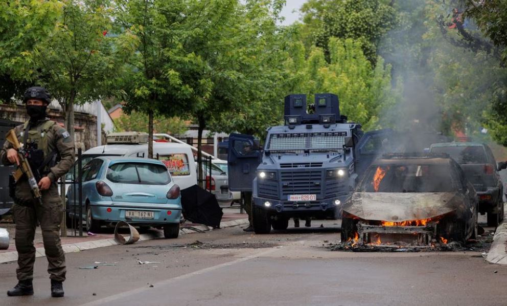 Kosovo: scontri tra serbi e polizia. Belgrado mobilita l’esercito