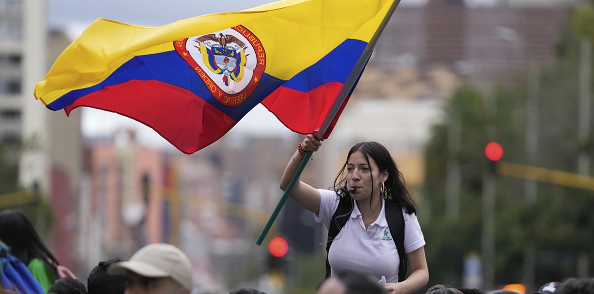 In Colombia si prepara il golpe: a migliaia in piazza a difesa di Petro