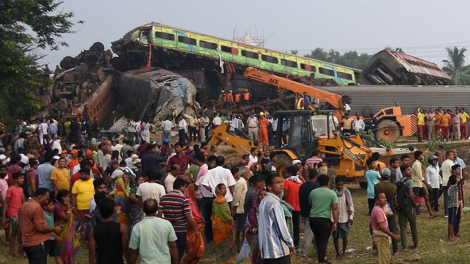 Quasi trecento le vittime del disastro ferroviario in India