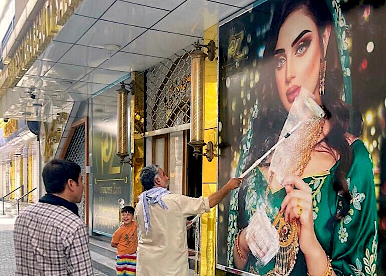 I talebani vietano i saloni di bellezza: “miglioriamo la vita delle donne”