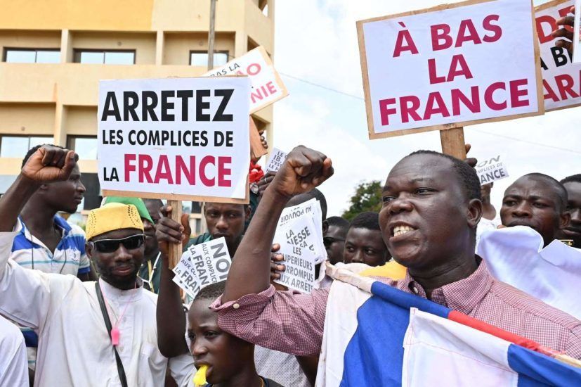 Niger: Parigi costretta a ridurre la presenza militare