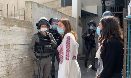 Hebron. Soldatesse israeliane obbligano donne palestinesi a denudarsi completamente