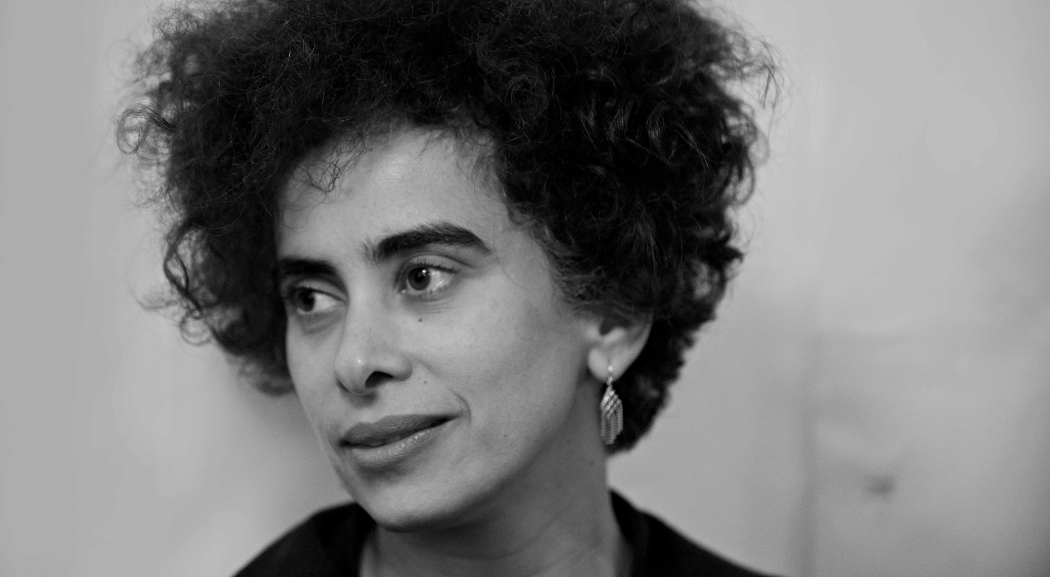 La Fiera del libro di Francoforte cancella la premiazione della scrittrice palestinese: “più spazio a voci israeliane”