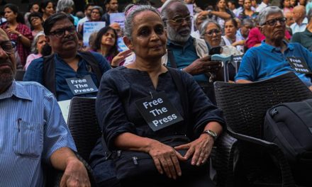 Il governo indiano contro Arundhati Roy: “promuove la secessione del Kashmir”