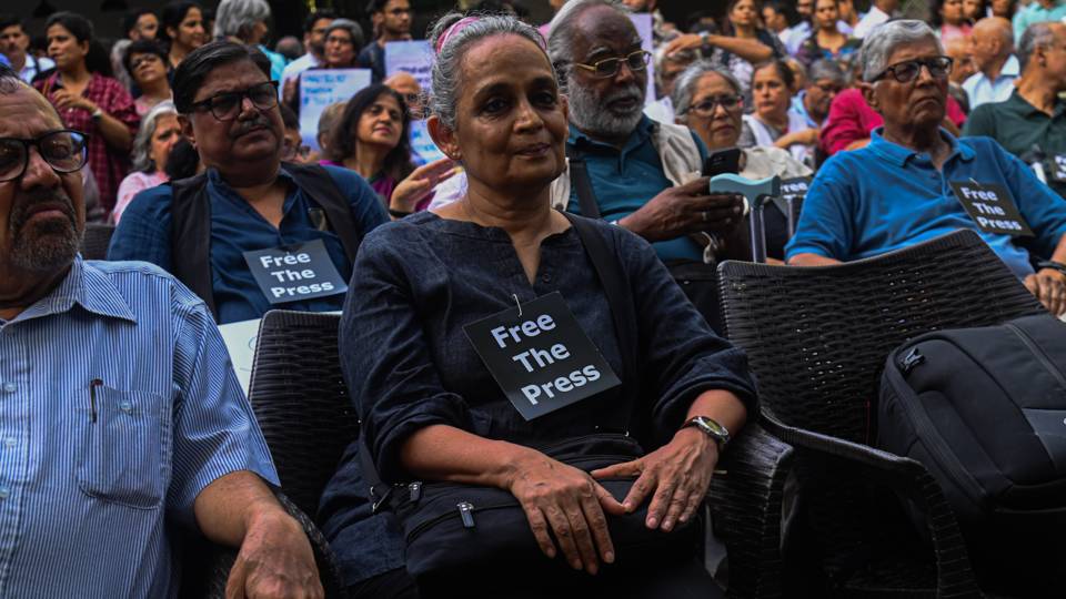Il governo indiano contro Arundhati Roy: “promuove la secessione del Kashmir”