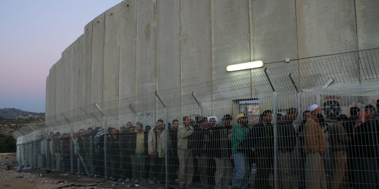 “Da amico a nemico”: Palestinesi in Israele sospesi dal lavoro a causa della guerra