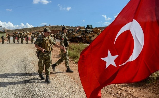 La Turchia proroga l’occupazione della Siria del Nord. Bombe sui curdi