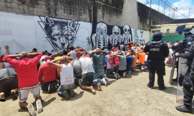 ECUADOR. Si vota per il referendum tra violenza e instabilità