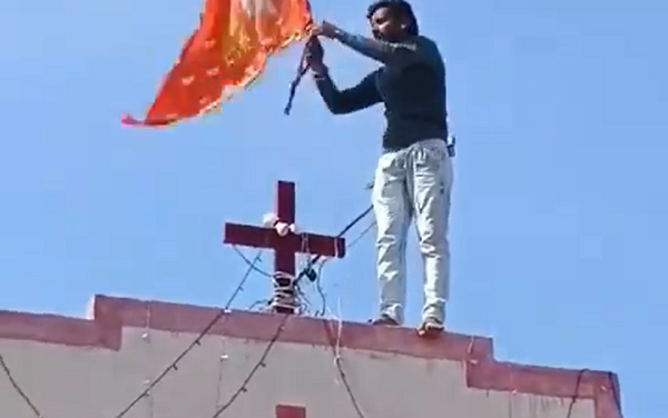 INDIA. Modi inaugura il tempio, i fondamentalisti indù piantano la bandiera sulle chiese