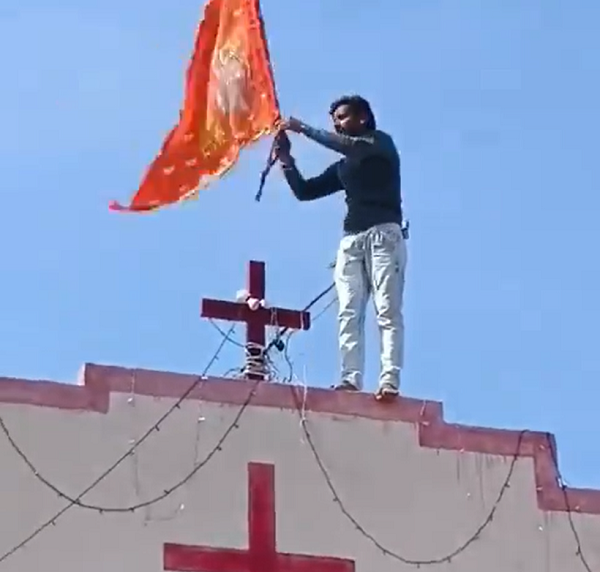 INDIA. Modi inaugura il tempio, i fondamentalisti indù piantano la bandiera sulle chiese