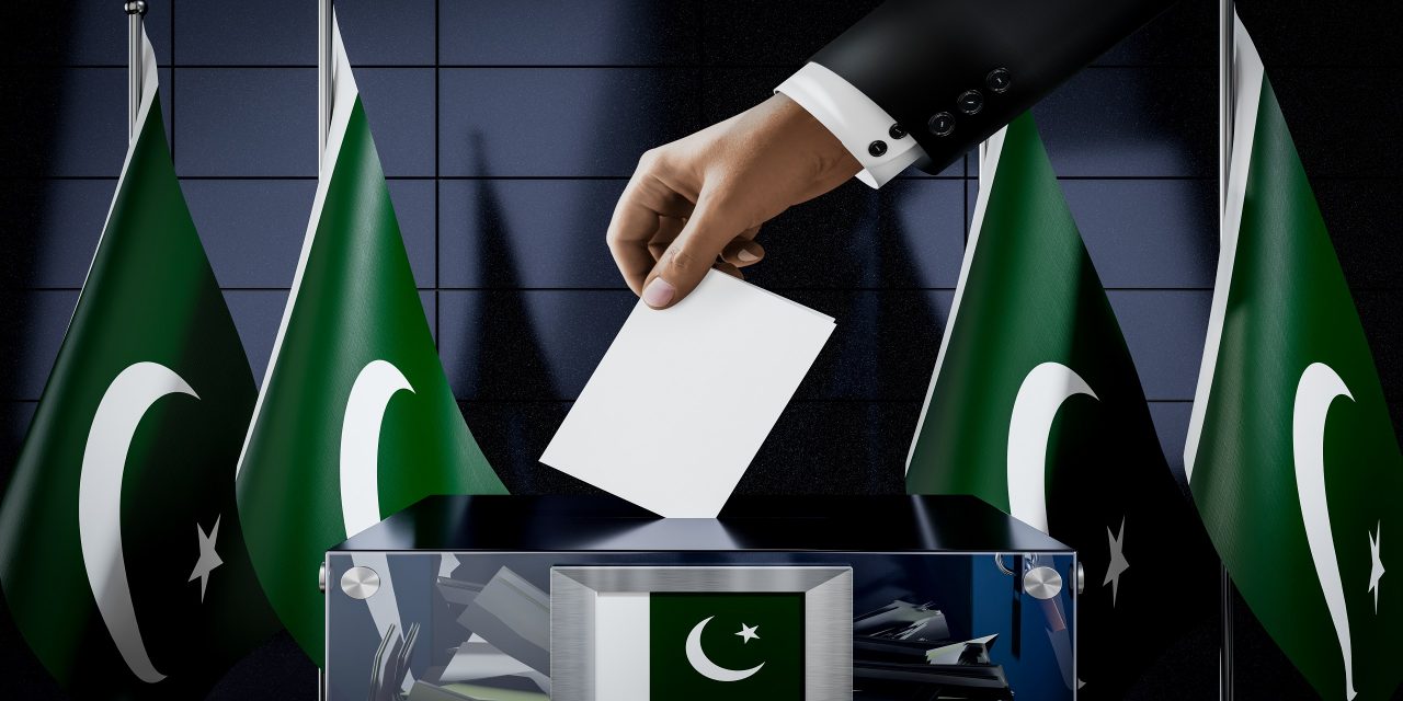 PAKISTAN. Voto insanguinato, dal carcere l’ex premier accusa Washington