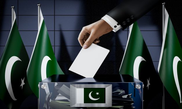 PAKISTAN. Voto insanguinato, dal carcere l’ex premier accusa Washington