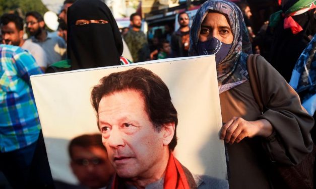 Pakistan. Le elezioni vinte dal partito semiclandestino di Imran Khan