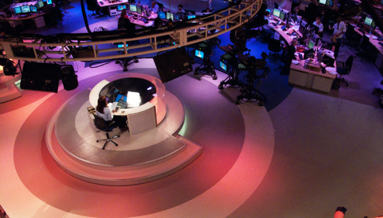 ISRAELE. Knesset approva legge per chiudere al Jazeera. L’emittente: “è un attacco alla libertà di stampa”