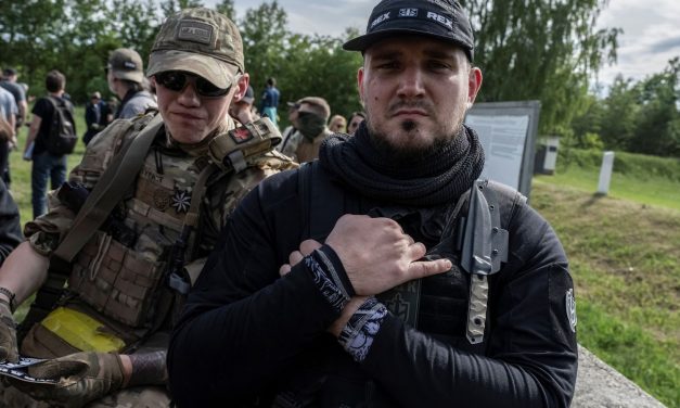 Allo stremo, Kiev si affida all’estrema destra russa