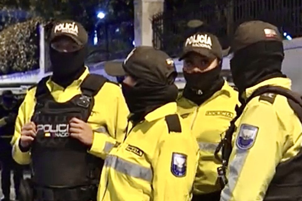 ECUADOR. La polizia irrompe nell’ambasciata messicana