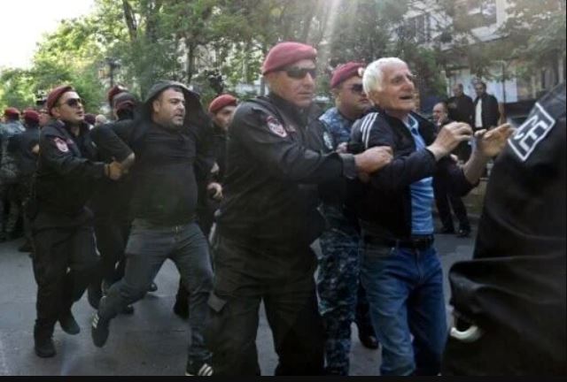 L’Armenia cede quattro villaggi a Baku, arrestati 220 manifestanti