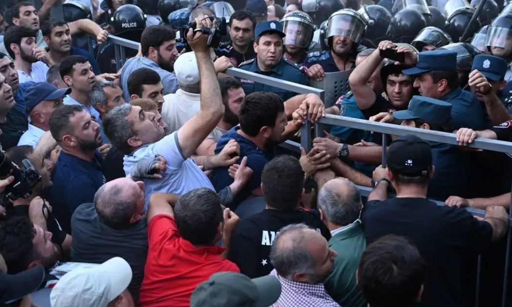 Armenia. Pace con Baku e rottura con Mosca: scontri e feriti a Erevan