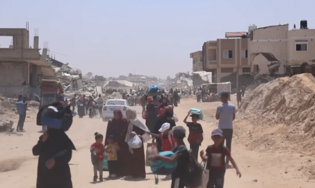 GAZA. Israele si ritira da Khan Younis. Nelle strade decine di cadaveri