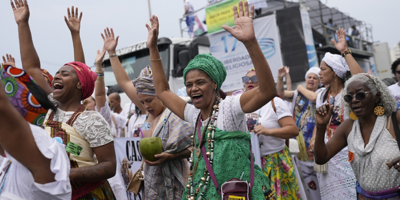 BRASILE. Discriminazioni contro le religioni africane, marcia a Copacabana