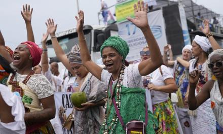 BRASILE. Discriminazioni contro le religioni africane, marcia a Copacabana