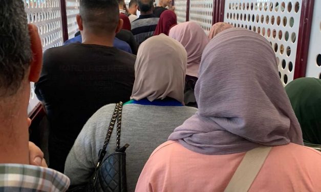 Le donne palestinesi e i rischi meno noti delle lunghe attese ai posti di blocco israeliani