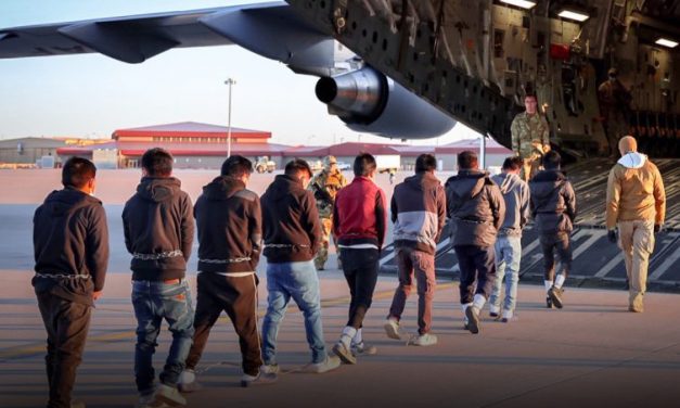 USA, aereo militare deporta migranti in India