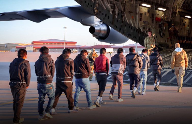 USA, aereo militare deporta migranti in India