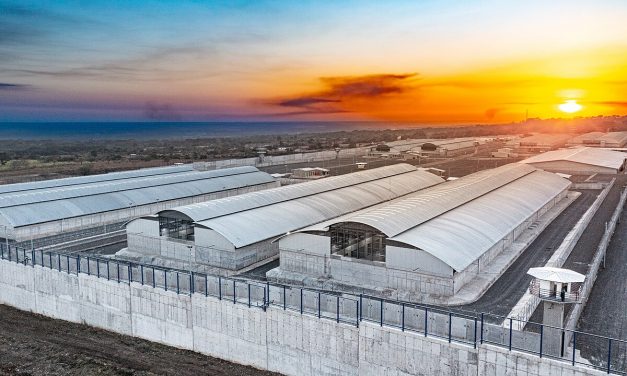 I MURI DI TRUMP. Per migranti e clandestini pronta la prigione nel Salvador