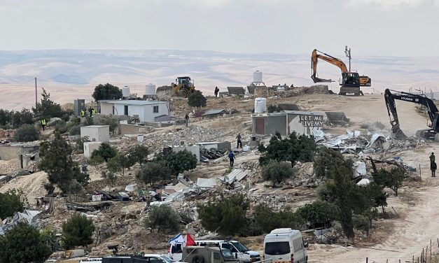 MASAFER YATTA. Le ruspe israeliane cancellano Khalet El Dabaa, 100 palestinesi in strada