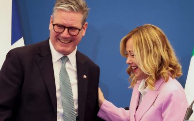 Starmer come Meloni, vuole deportare i migranti nei Balcani