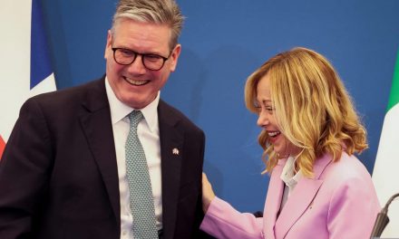 Starmer come Meloni, vuole deportare i migranti nei Balcani
