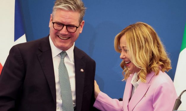 Starmer come Meloni, vuole deportare i migranti nei Balcani