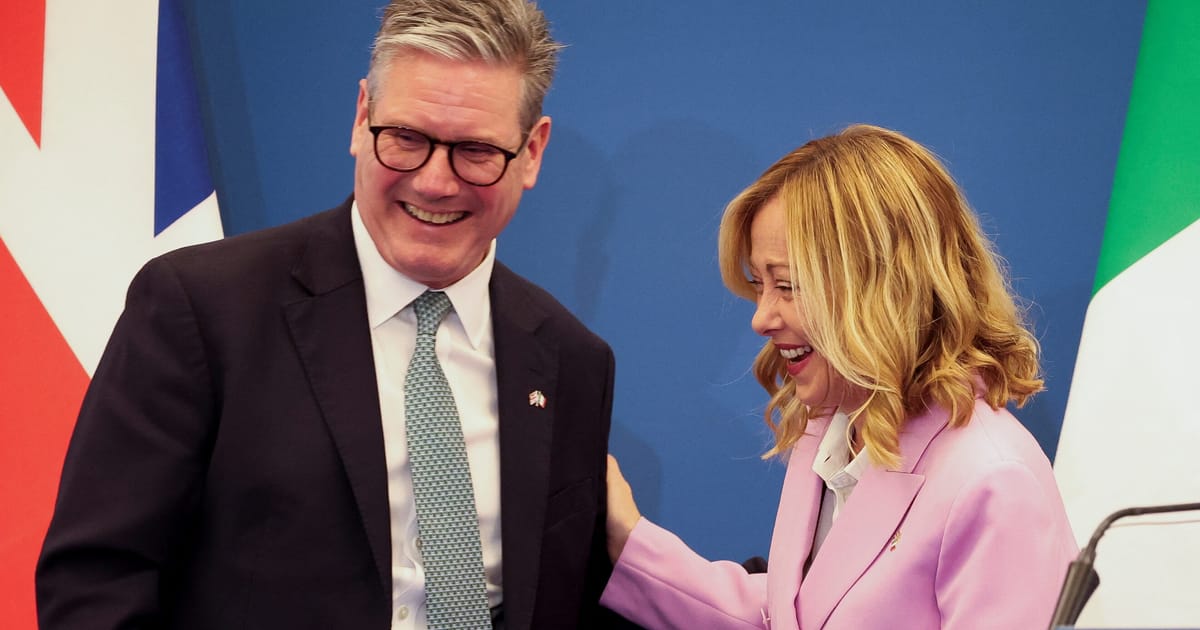 Starmer come Meloni, vuole deportare i migranti nei Balcani