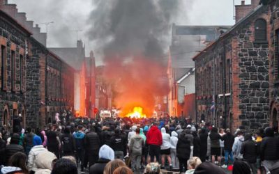Pogrom razzisti, in Irlanda del Nord è caccia allo straniero