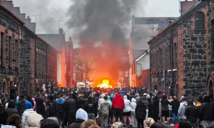 Pogrom razzisti, in Irlanda del Nord è caccia allo straniero