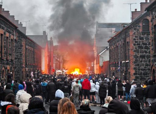 Pogrom razzisti, in Irlanda del Nord è caccia allo straniero
