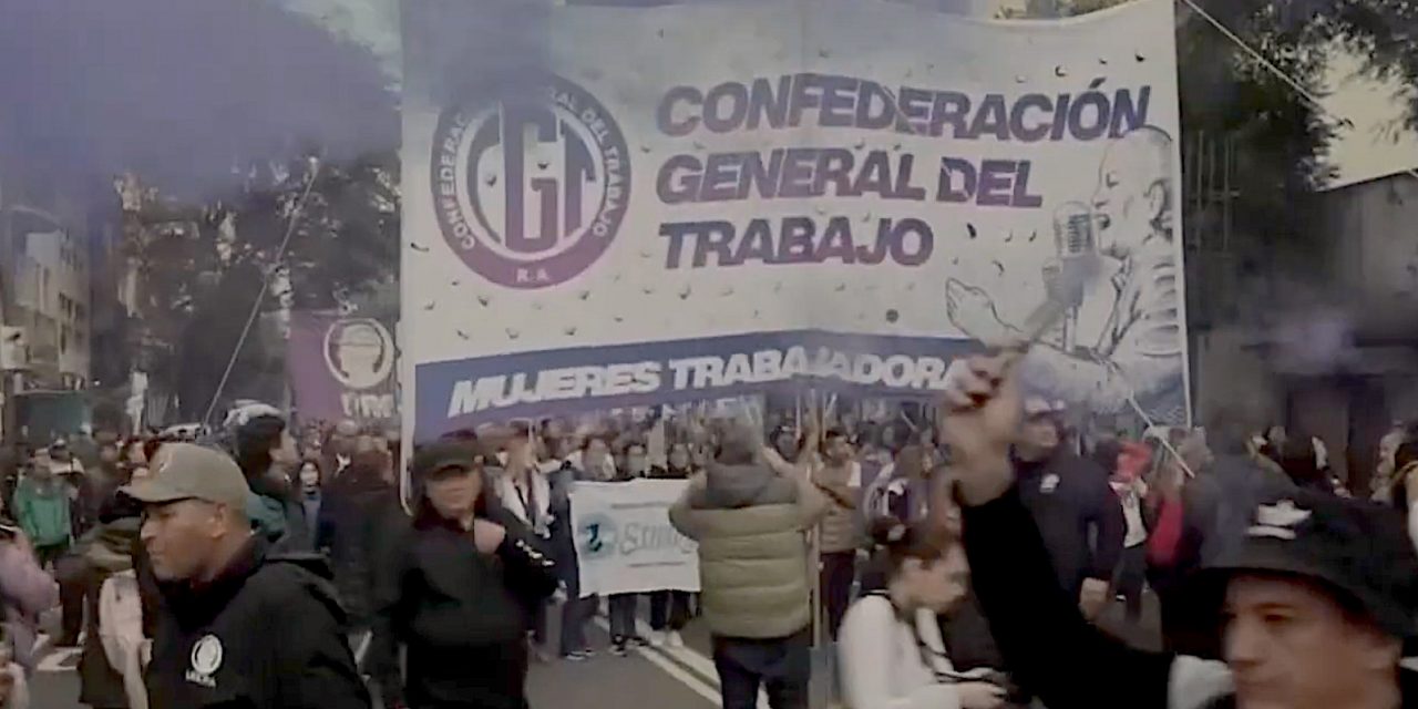 Una folla eterogenea si unisce nelle strade contro i tagli di Milei