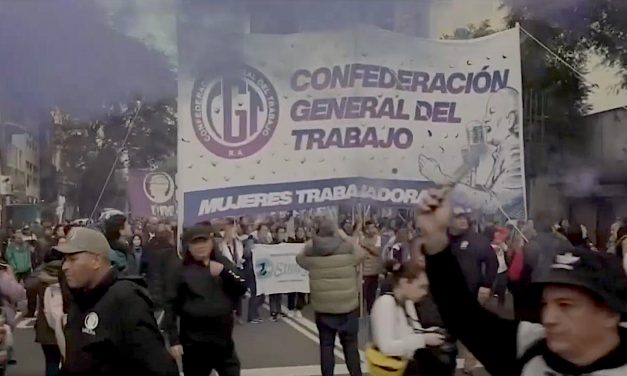 Una folla eterogenea si unisce nelle strade contro i tagli di Milei
